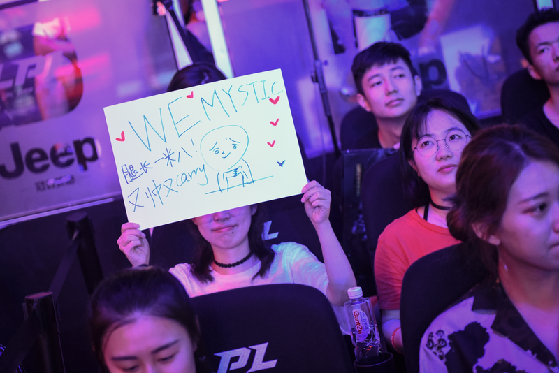 得分领先！ Hope 在团战中的终极技能造成了爆炸性的AOE伤害， Anyone's Legend 首先取得了赛点